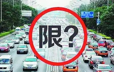 老司機哼著小曲兒開著車，突然就出事了……