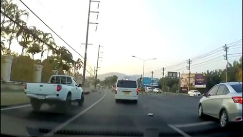 道路亂象 摩托車見縫插針與面包車隨意變道，誰之過？